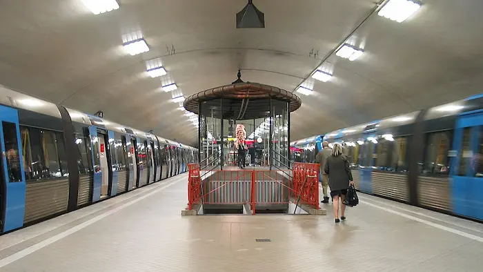 Station de métro Tunnelbana de Stockholm, avec ses parois rocheuses peintes caractéristiques